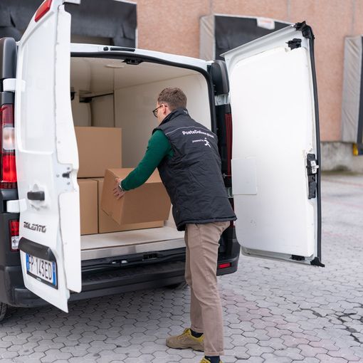 Poste Italiane lancia a Pavia il primo corriere espresso per le consegne “fresh”