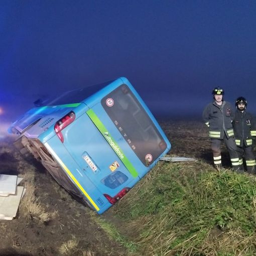 Torrevecchia Pia: pullman esce di strada e si ribalta, soccorse 12 persone, 3 trasportate al San Matteo