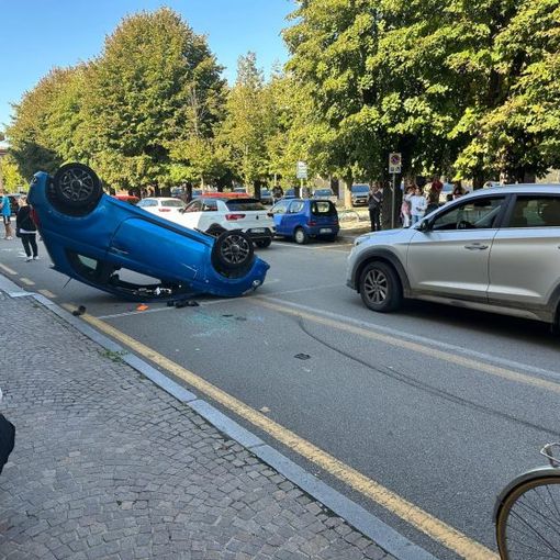 Robecco, incidente in piazza XXI Luglio: auto ribaltata, tre persone coinvolte, traffico in tilt