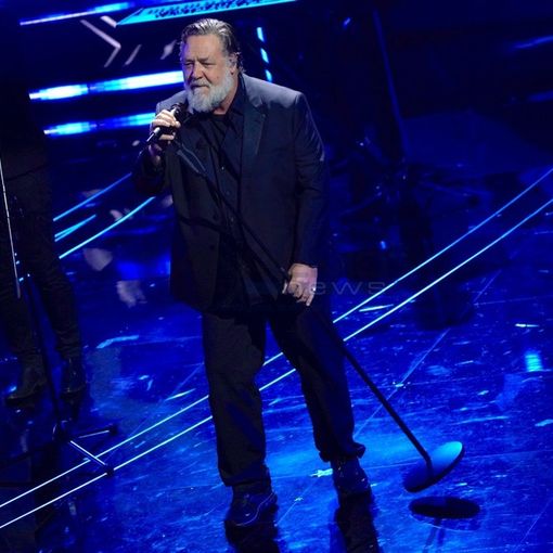 Sanremo 2024, Russell Crowe e la sua band infiammano il palco dell'Ariston, ma non manca lo scherzo su John Travolta