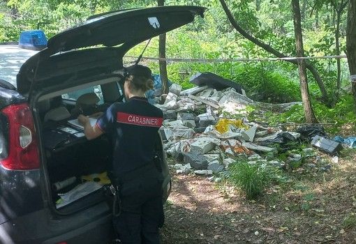 Denunciati per abbandono e gestione illecita di rifiuti: scoperte macerie edili in un bosco a Borgoticino (NO)