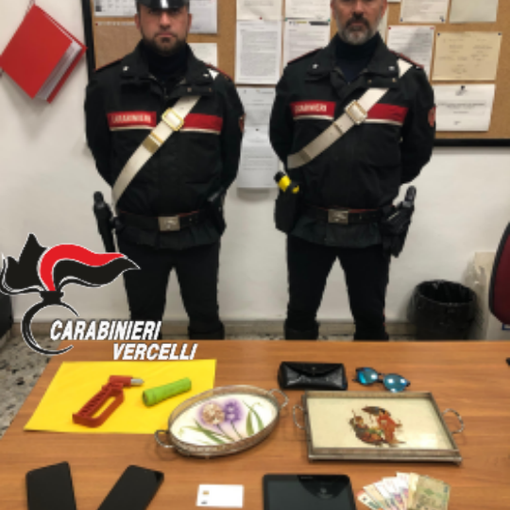 Vercelli, razzia notturna in 12 auto parcheggiate in corso Palestro: fermato con la refurtiva mentre tenta di entrare allo Scientifico