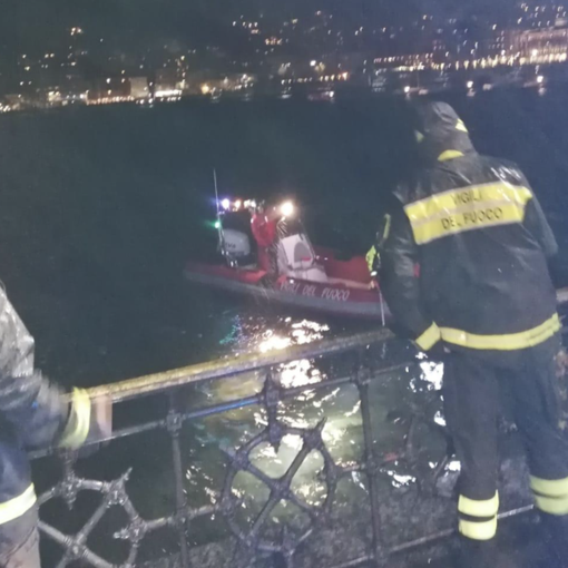 Finisce nel lago di Como, salvata dalla polizia: i vigili del fuoco cercano una seconda persona