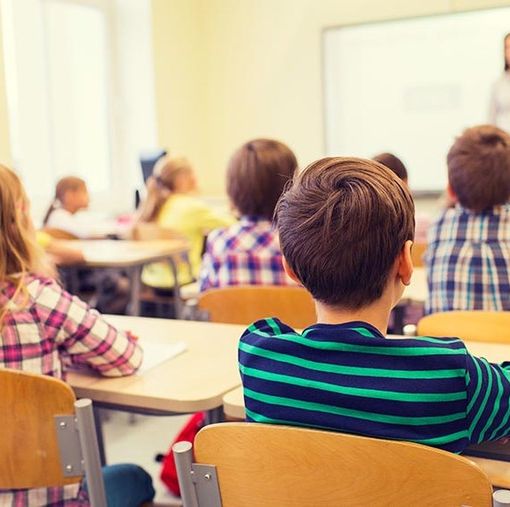 Cgil, Cisl e Uil Lombardia: «Non c'è chiarezza su modalità di adesione e prenotazione ai vaccini per il personale della scuola»