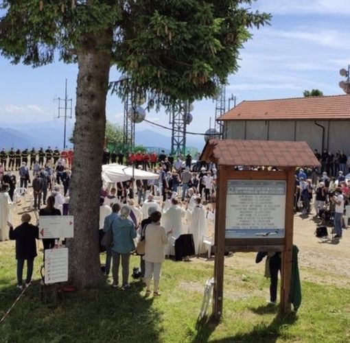 Un mese fa la tragedia, oggi 14 rose bianche sul Mottarone: «Non ci sono parole per spiegare ad Eitan perché ha perso mamma, papà e fratellino»