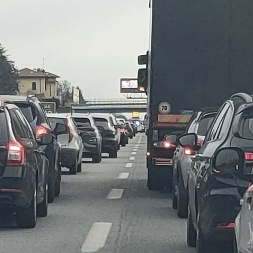 Un altro incidente, un'altra mattinata di code sull'Autolaghi