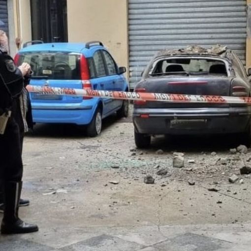 Calcinacci sfondano tetto e parabrezza: il proprietario era uscito dall'auto pochi minuti prima