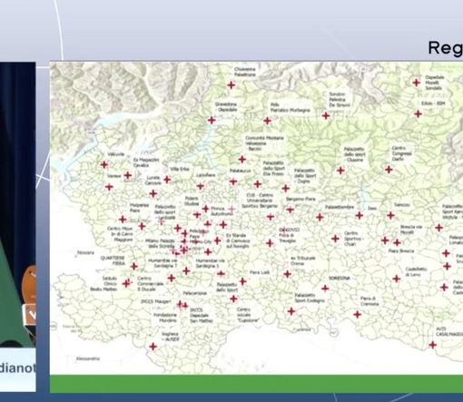 Guido Bertolaso durante la conferenza stampa di presentazioni mostra la mappa degli hub vaccinali in Lombardia