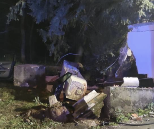 - FOTO - Robecco sul Naviglio: in auto si schiantano contro un muro, quattro ragazzi feriti, due sono gravissimi