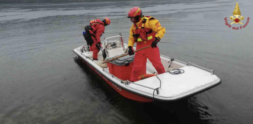 I vigili del fuoco recuperano un corpo nel naviglio Langosco