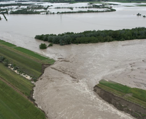 Emilia Romagna in ginocchio per il maltempo: 9 le vittime, 13 mila persone evacuate, 21 fiumi esondati, 250 frane