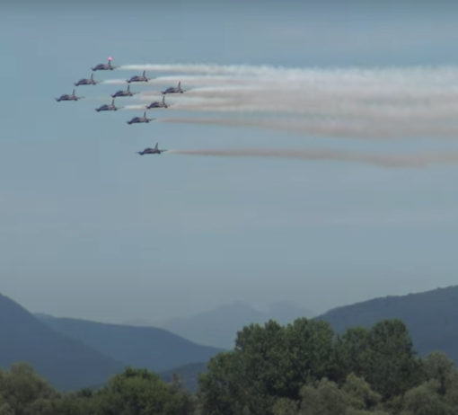 VIDEO - La prova che diventa show: le acrobazie delle Frecce Tricolore sopra il lago Maggiore
