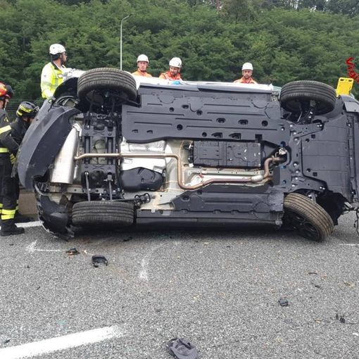 Tragico incidente sull'autostrada a Vergiate: due anziani perdono la vita dopo essersi ribaltati con l'auto