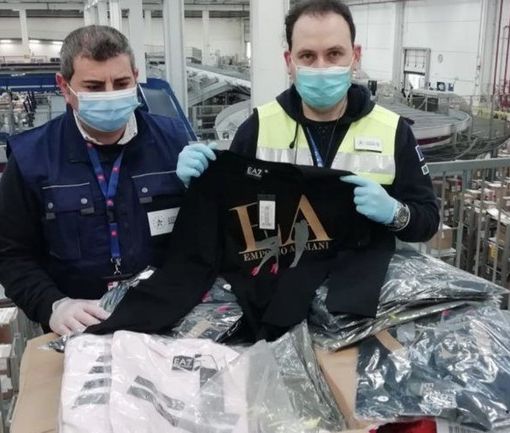 A Malpensa sbarcano 525 magliette Armani taroccate: scatta il sequestro