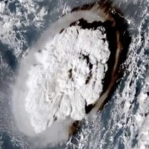 Esplosione del vulcano alle Tonga: anche il Centro Geofisico registra l'onda d'urto