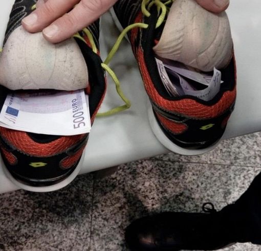 A Malpensa con trentamila euro nascosti nelle suole delle scarpe: scatta la maxi multa