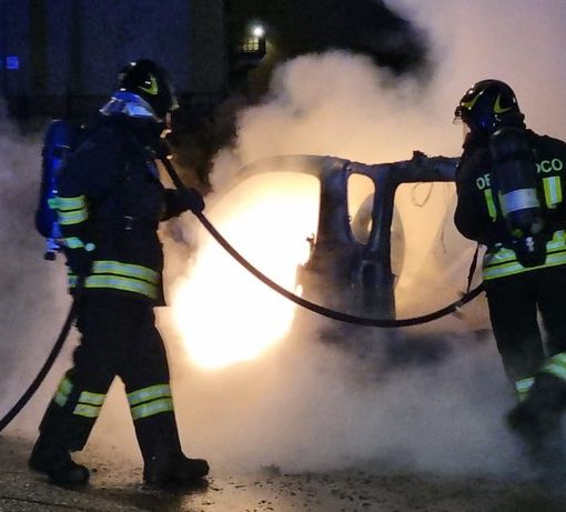 FOTO. Paura nella notte a Sesto Calende, auto prende fuoco: illese le due persone a bordo