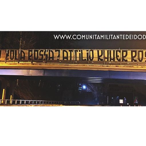 Striscione di 30 metri sull'A8 contro il Governatore della Lombardia