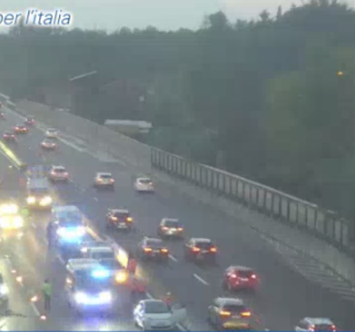I soccorsi sul posto (foto webcam Autostrade per l'Italia)
