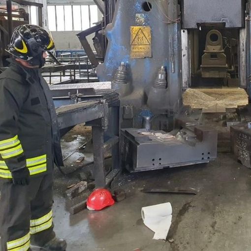 Il macchinario dove si è verificato l'incidente sul lavoro che ha coinvolto due operai a Sumirago