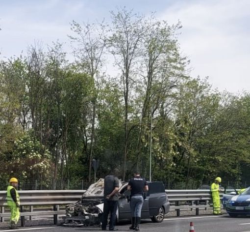 L'auto danneggiata dalle fiamme