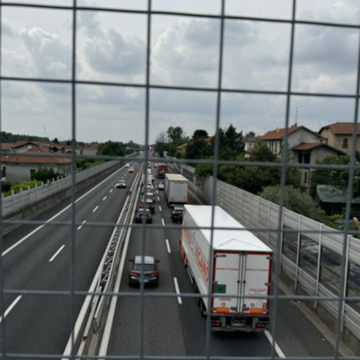 Veicolo in avaria sull'Autolaghi: doppia coda in direzione Milano