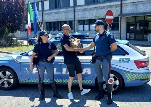 Il gatto Tom con gli agenti della Polstrada (foto Polizia)