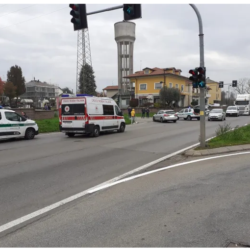 Schianto tra un'auto e uno scooter sulla Saronno-Monza: grave un 42enne finito sotto un'altra macchina