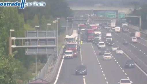 Incidente stradale in Autolaghi, coinvolti dei tir: due feriti e ancora code
