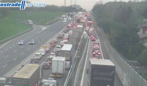 Le code provocate dall'incidente di questa mattina tra Busto Arsizio e Legnano (foto webcam Autostrade per l'Italia)