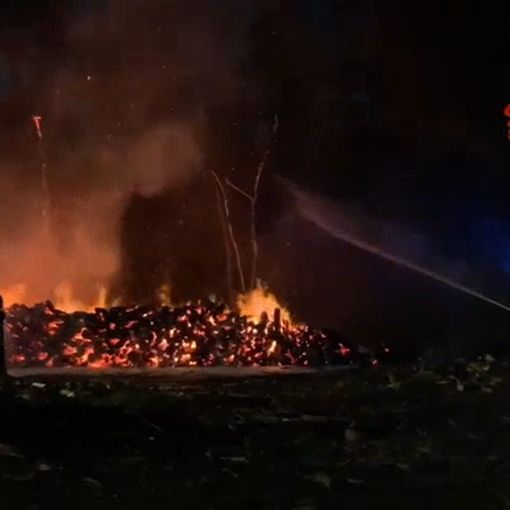 - (VIDEO) - Zinasco, in fiamme 600 quintali di legna e un mezzo agricolo