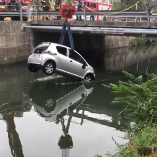 - (VIDEO) - Pavia: auto precipita nel Naviglio Pavese, l'intervento dei Vigili del fuoco. Due uomini salvati dagli agenti della Polizia