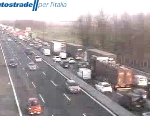 Le auto in coda per l'incidente (foto webcam Autostrade per l'Italia)