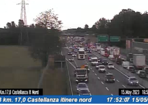 Lunghe code in Autolaghi per incidente: la situazione vista dalle telecamere di Autostrade per l'Italia