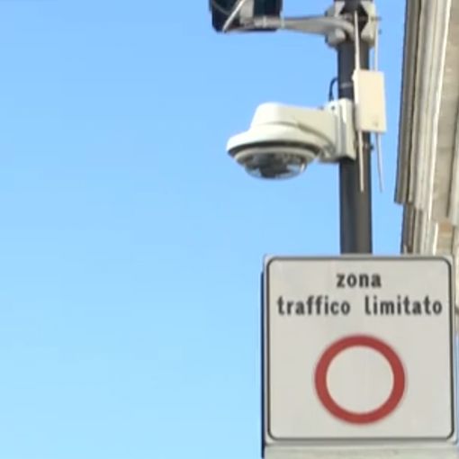 Vigevano: consegnate oltre 420 firme contro il divieto di carico e scarico merci in piazza Ducale