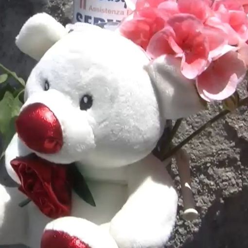 Uno dei tanti pupazzi lasciati dai cittadini sul luogo del tragico incidente