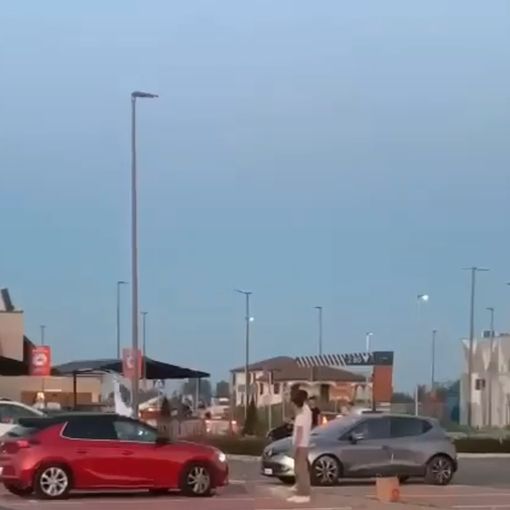 Nel fermo immagine l'istante in cui il ragazzo viene investito dall'auto