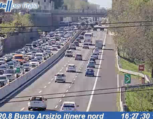 Il traffico questo pomeriggio in A8 tra le uscite di Busto e Castellanza (foto Autostrade per l'Italia)