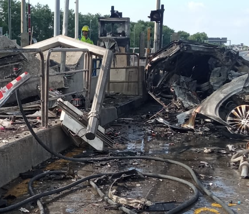 FOTO. Auto si schianta alla barriera di Gallarate e prende fuoco: un morto in Autolaghi
