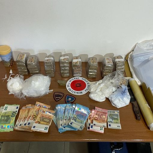 Voghera: beccato con droga e contanti, in casa aveva oltre 4 chili di hashish. Arrestato pusher 32enne