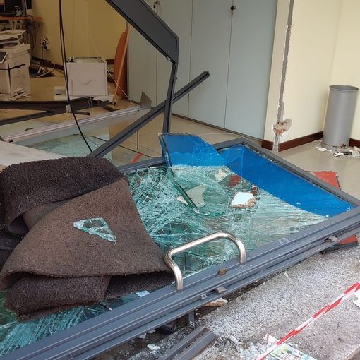 Vigevano: vetrina della filiale Compass di corso Cavour sfondata con un mezzo ariete. I malviventi fuggono trascinando via la cassaforte