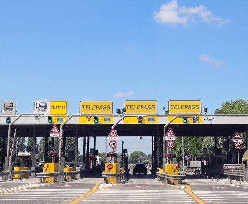 Passava gratis al casello sfruttando il Telepass dell’auto davanti: Autostrade le chiede 6mila euro