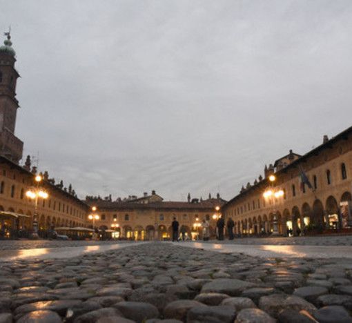 Vigevano, ruba cellulare in piazza Ducale: un passante lo blocca, ma la vittima del furto non lo denuncia