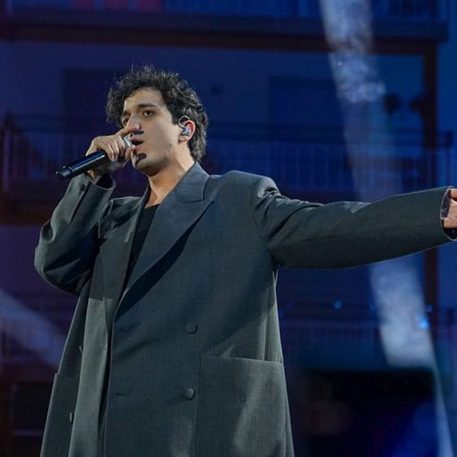 Tananai e la sua 'Tango' fanno cantare tutta piazza Colombo