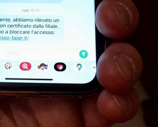 Il messaggio della banca: «Accesso non autorizzato al vostro conto». Raffica di tentativi di truffe anche in provincia di Pavia