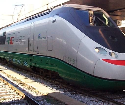 Costi triplicati per chi viaggia durante le feste: la denuncia di Federconsumatori