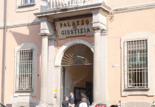 Pavia, aveva preso a calci una bimba di nove mesi: a giudizio immediato