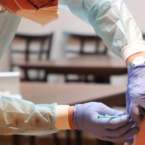 Da oggi in Lombardia è possibile spostare il richiamo del vaccino anti-Covid: ecco come fare