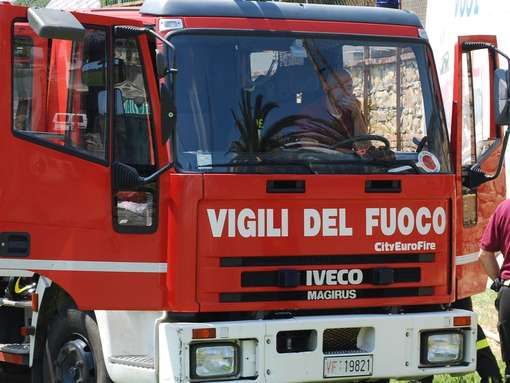 Temporaneamente chiuso al traffico un tratto della tangenziale di Novara per un'autoarticolato in fiamme