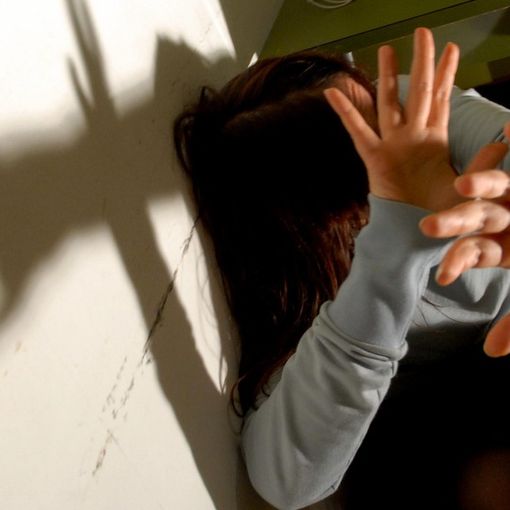 Gambolò: si arrampica sul balcone, sfonda la finestra e picchia la ex, arrestato un 22enne